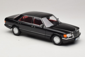 Mercedes 560 SEL W126 Must Punase Salonguiga Norev 1:18 183788 Metall - pilt 6/8
