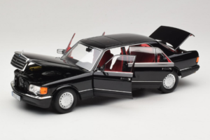 Mercedes 560 SEL W126 Must Punase Salonguiga Norev 1:18 183788 Metall - pilt 8/8