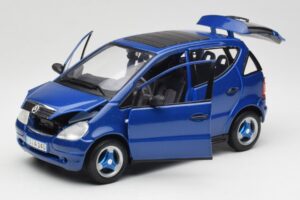 Mercedes A-Class W168 Tumesinine Maisto 1:18 B66005219 Metall - pilt 2/8