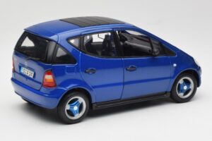 Mercedes A-Class W168 Tumesinine Maisto 1:18 B66005219 Metall - pilt 3/8