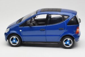Mercedes A-Class W168 Tumesinine Maisto 1:18 B66005219 Metall - pilt 4/8