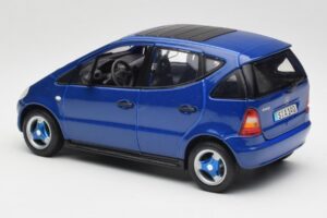 Mercedes A-Class W168 Tumesinine Maisto 1:18 B66005219 Metall - pilt 7/8