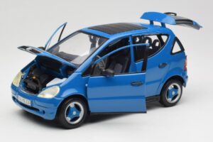 Mercedes A-Class W168 Helesinine Maisto 1:18 37800-M5 Metall - pilt 2/8