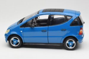 Mercedes A-Class W168 Helesinine Maisto 1:18 37800-M5 Metall - pilt 4/8