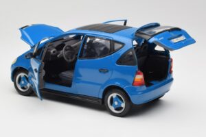 Mercedes A-Class W168 Helesinine Maisto 1:18 37800-M5 Metall - pilt 5/8