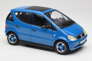 Mercedes A-Class W168 Helesinine Maisto 1:18 37800-M5 Metall - pilt 6/8