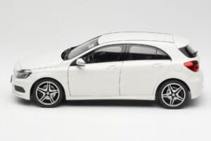 Mercedes A-Class W176 Cirrus Valge Norev 1:18 B66960126 Metall - pilt 4/8