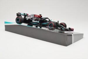 Mercedes AMG Petronas W12 E Performance #44 L. Hamilton Bahrain GP 2021 Minichamps 1:18 113210144 Metall - pilt 4/6