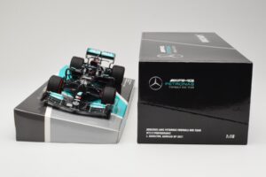 Mercedes AMG Petronas W12 E Performance #44 L. Hamilton Bahrain GP 2021 Minichamps 1:18 113210144 Metall - pilt 6/6