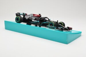 Mercedes AMG Petronas W12 E Performance #44 L. Hamilton Russian GP 2021 Minichamps 1:18 113211544 Metall - pilt 4/6
