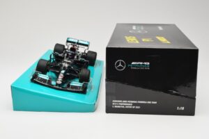 Mercedes AMG Petronas W12 E Performance #44 L. Hamilton Russian GP 2021 Minichamps 1:18 113211544 Metall - pilt 6/6