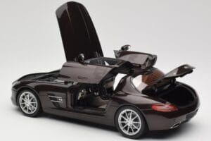 Mercedes AMG SLS C197 Brown Metallic Minichamps 1:18 100039028 Metall - pilt 5/8
