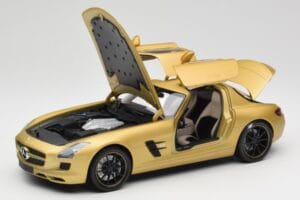 Mercedes AMG SLS C197 Kuldne Minichamps 1:18 100039024 Metall - pilt 2/8