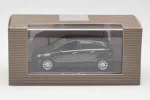 Mercedes B-Class W245 Cosmos Black Minichamps 1:43 B66962218 Metall - pilt 4/4