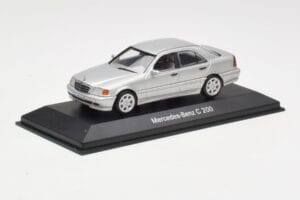 Mercedes C 200 W202 Iridium Silver Minichamps 1:43 B66040488 Metall - pilt 2/4