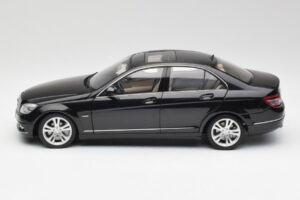 Mercedes C-Class W204 Avantgarde Obsidian Must AUTOart 1:18 76264-R1 Metall - pilt 4/8