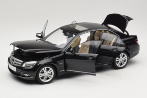 Mercedes C-Class W204 Obsidian Black AUTOart 1:18 B66962367 Metall - pilt 2/8