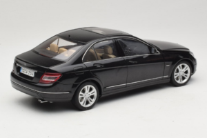 Mercedes C-Class W204 Obsidian Black AUTOart 1:18 B66962367 Metall - pilt 3/8