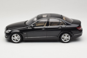 Mercedes C-Class W204 Obsidian Black AUTOart 1:18 B66962367 Metall - pilt 4/8