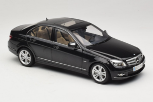 Mercedes C-Class W204 Obsidian Black AUTOart 1:18 B66962367 Metall - pilt 6/8