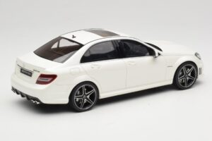 Mercedes C63 AMG W204 Diamond White GT Spirit 1:18 GT928 Vaik - pilt 2/6