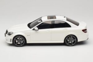 Mercedes C63 AMG W204 Diamond White GT Spirit 1:18 GT928 Vaik - pilt 3/6