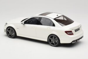 Mercedes C63 AMG W204 Diamond White GT Spirit 1:18 GT928 Vaik - pilt 5/6