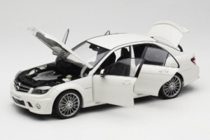 Mercedes AMG C63 W204 Valge AUTOart 1:18 72674-R1 Metall - pilt 2/8