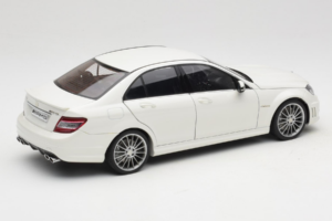 Mercedes AMG C63 W204 Valge AUTOart 1:18 72674-R1 Metall - pilt 3/8