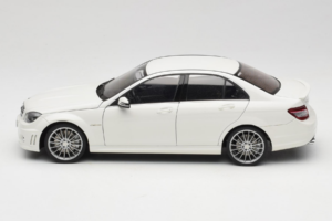 Mercedes AMG C63 W204 Valge AUTOart 1:18 72674-R1 Metall - pilt 4/8