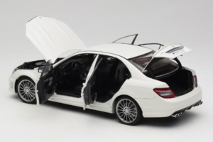Mercedes AMG C63 W204 Valge AUTOart 1:18 72674-R1 Metall - pilt 5/8