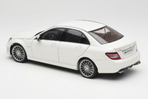 Mercedes AMG C63 W204 Valge AUTOart 1:18 72674-R1 Metall - pilt 7/8