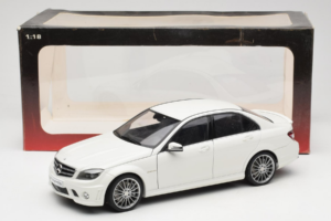 Mercedes AMG C63 W204 Valge AUTOart 1:18 72674-R1 Metall - pilt 8/8