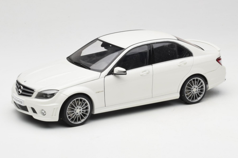 Mercedes AMG C63 W204 Valge AUTOart 1:18 72674-R1 Metall