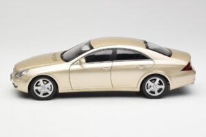 Mercedes CLS C219 Hele Beež Kuld Kyosho 1:18 08401LBE Metall - pilt 4/8
