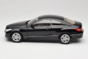Mercedes E-Class Coupe C207 Obsidian Black Metallic Norev 1:18 B66962418 Metall - pilt 4/8