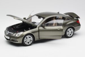 Mercedes E-Class Coupe C207 Titanite Hall Metallik Minichamps 1:18 B66962419 Metall - pilt 2/8