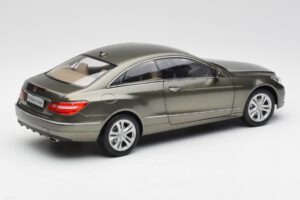 Mercedes E-Class Coupe C207 Titanite Hall Metallik Minichamps 1:18 B66962419 Metall - pilt 3/8