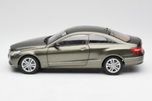 Mercedes E-Class Coupe C207 Titanite Hall Metallik Minichamps 1:18 B66962419 Metall - pilt 4/8