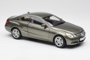 Mercedes E-Class Coupe C207 Titanite Hall Metallik Minichamps 1:18 B66962419 Metall - pilt 6/8