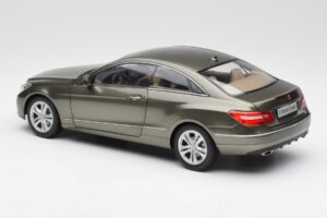 Mercedes E-Class Coupe C207 Titanite Hall Metallik Minichamps 1:18 B66962419 Metall - pilt 7/8