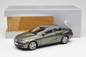 Mercedes E-Class Coupe C207 Titanite Hall Metallik Minichamps 1:18 B66962419 Metall - pilt 8/8