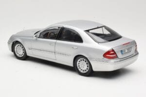Mercedes E-Class W211 Hõbedane Kyosho 1:18 B66962146 Metall - pilt 7/8