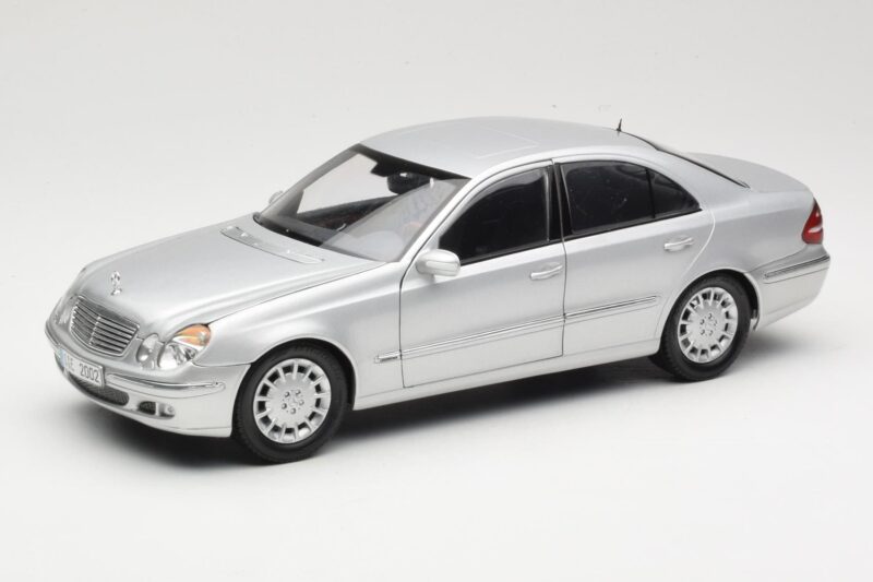 Mercedes E-Class W211 Hõbedane Kyosho 1:18 B66962146 Metall
