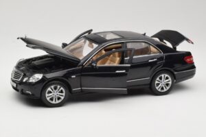 Mercedes E-Class W211 Must Maisto 1:18 31172 Metall - pilt 2/8