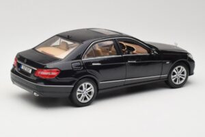 Mercedes E-Class W211 Must Maisto 1:18 31172 Metall - pilt 3/8