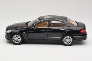 Mercedes E-Class W211 Must Maisto 1:18 31172 Metall - pilt 4/8