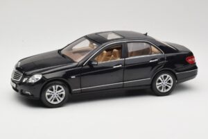 Mercedes E-Class W211 Must Maisto 1:18 31172 Metall