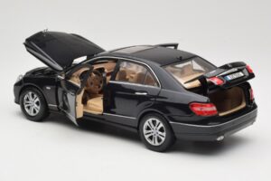 Mercedes E-Class W211 Must Maisto 1:18 31172 Metall - pilt 5/8