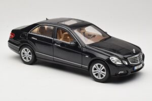 Mercedes E-Class W211 Must Maisto 1:18 31172 Metall - pilt 6/8
